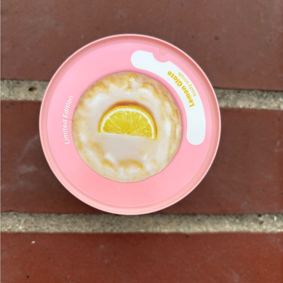 Dove x crumbl Lemon Glaze Body Scrub - Picture 2 of 3